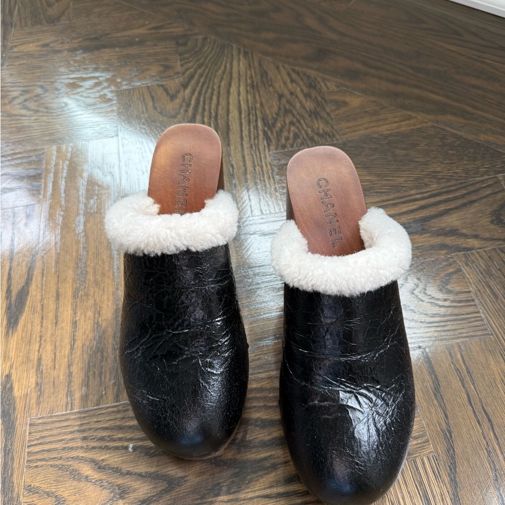 CHANEL Black and White Mules with Plush Lining - Picture 3 of 5